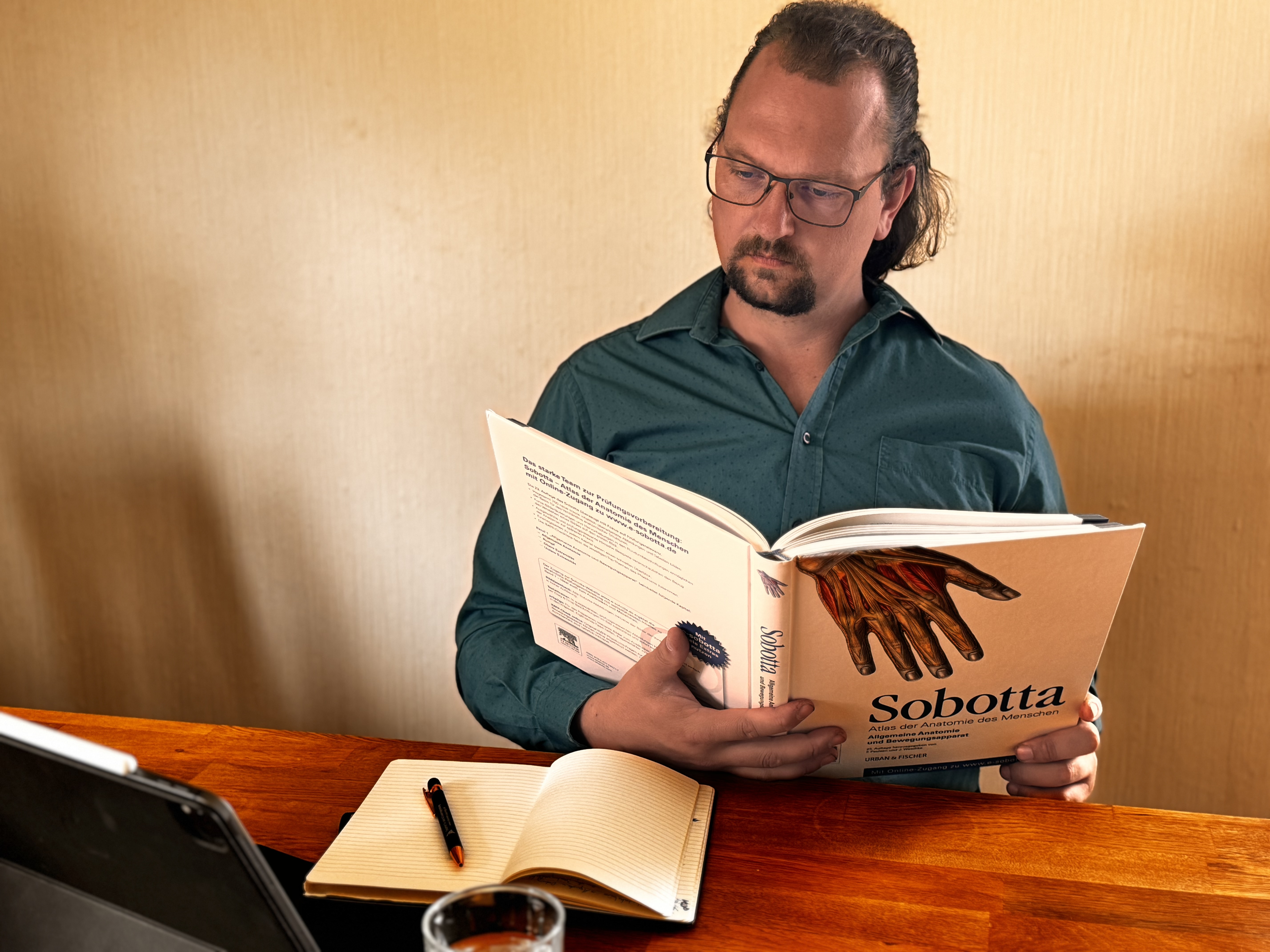 Phillip Scharping am Schreibtisch