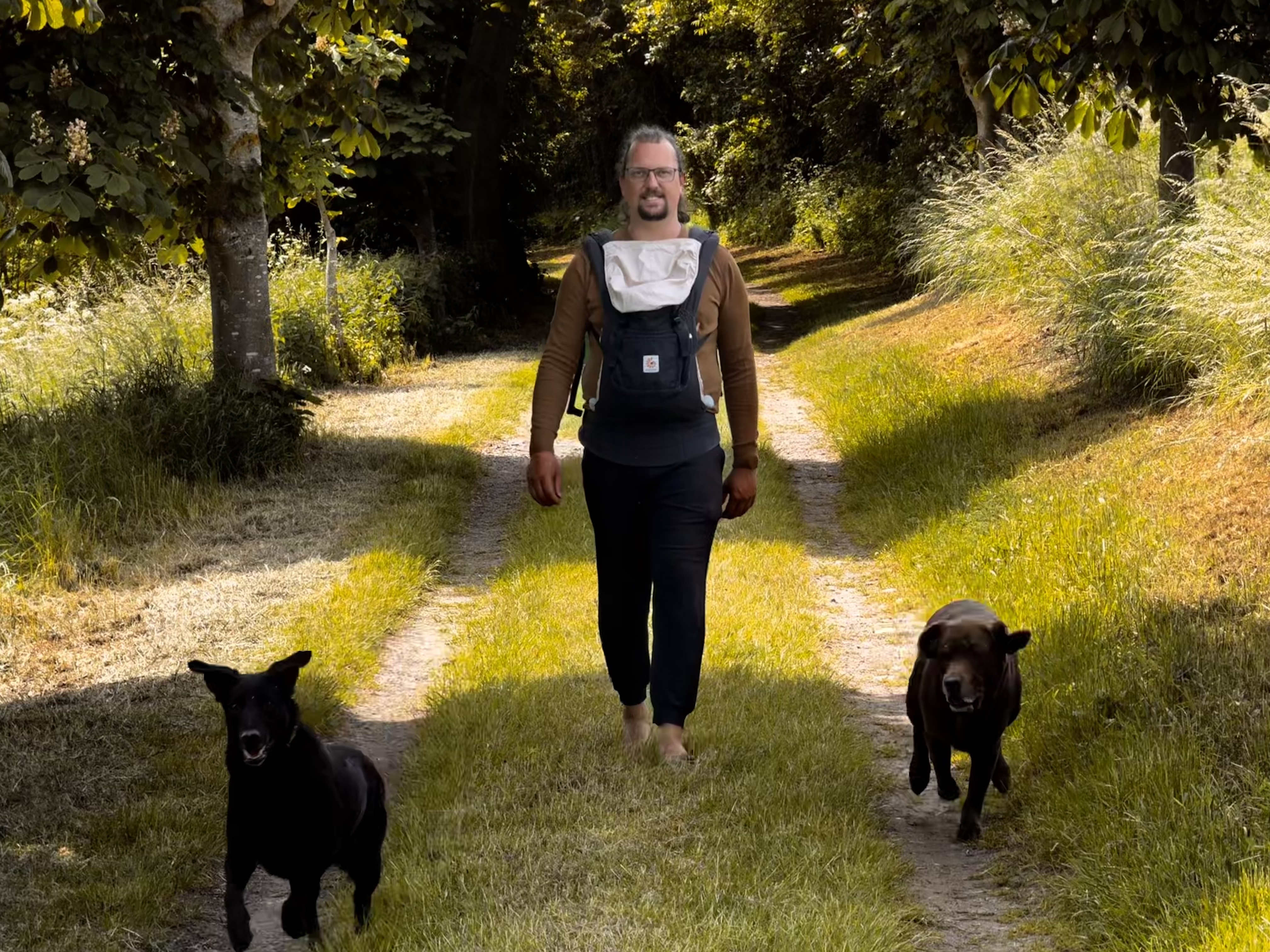 Phillip Scharping mit Hunden in der Natur